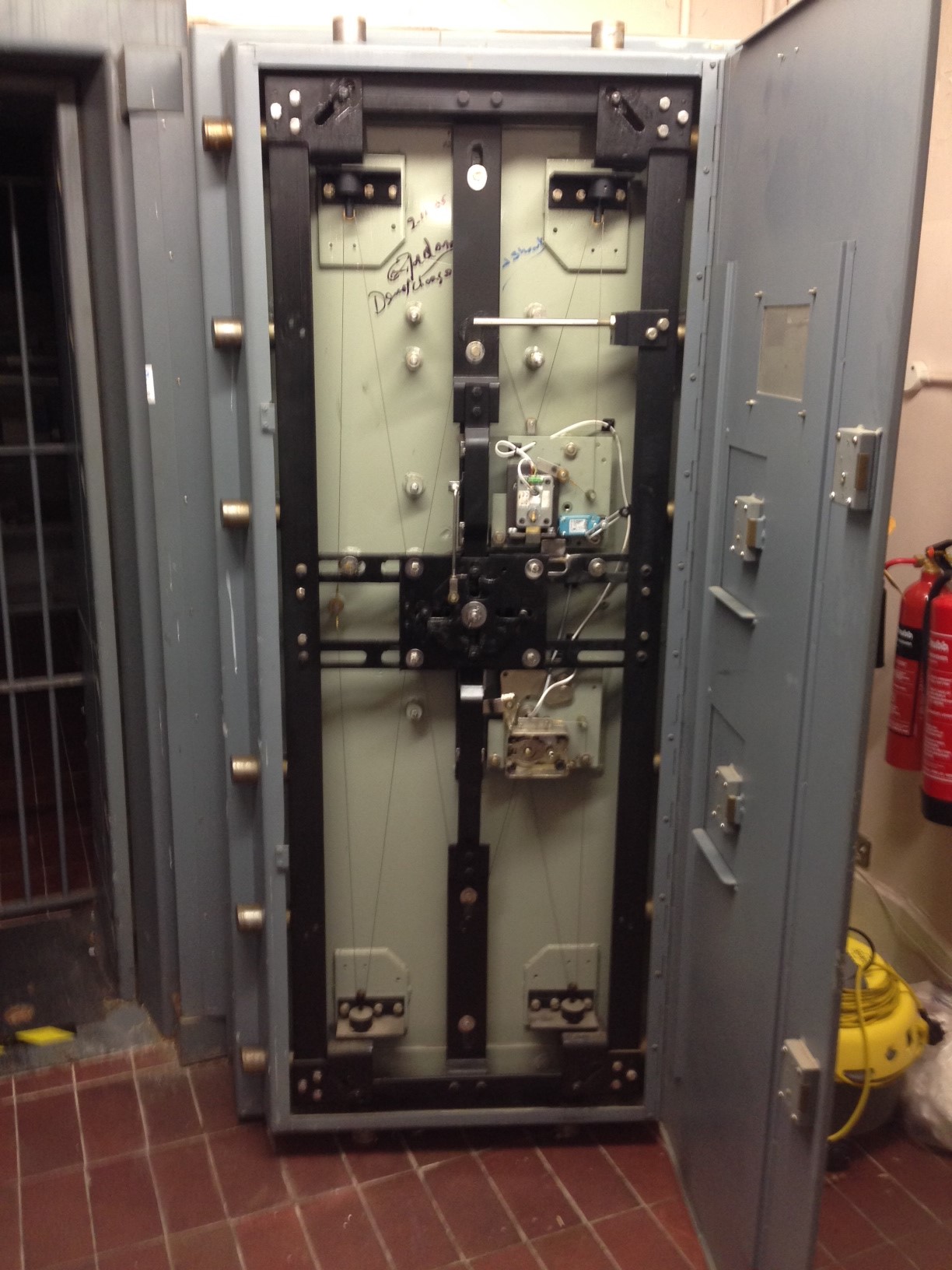 Remove a vault door | Removing a vault door from a strongroom